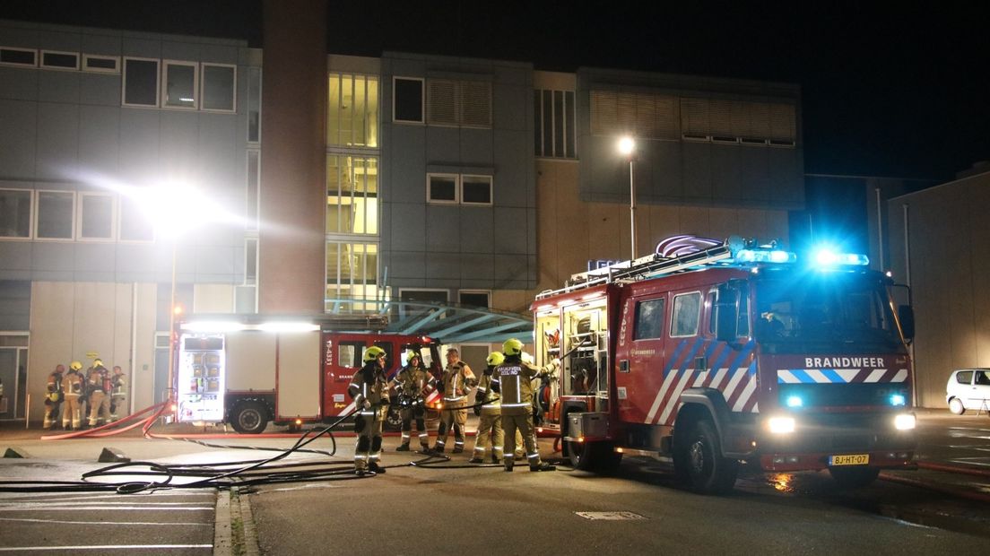 De brandweer blust een brand bij de champignonverwerker in Yerseke.