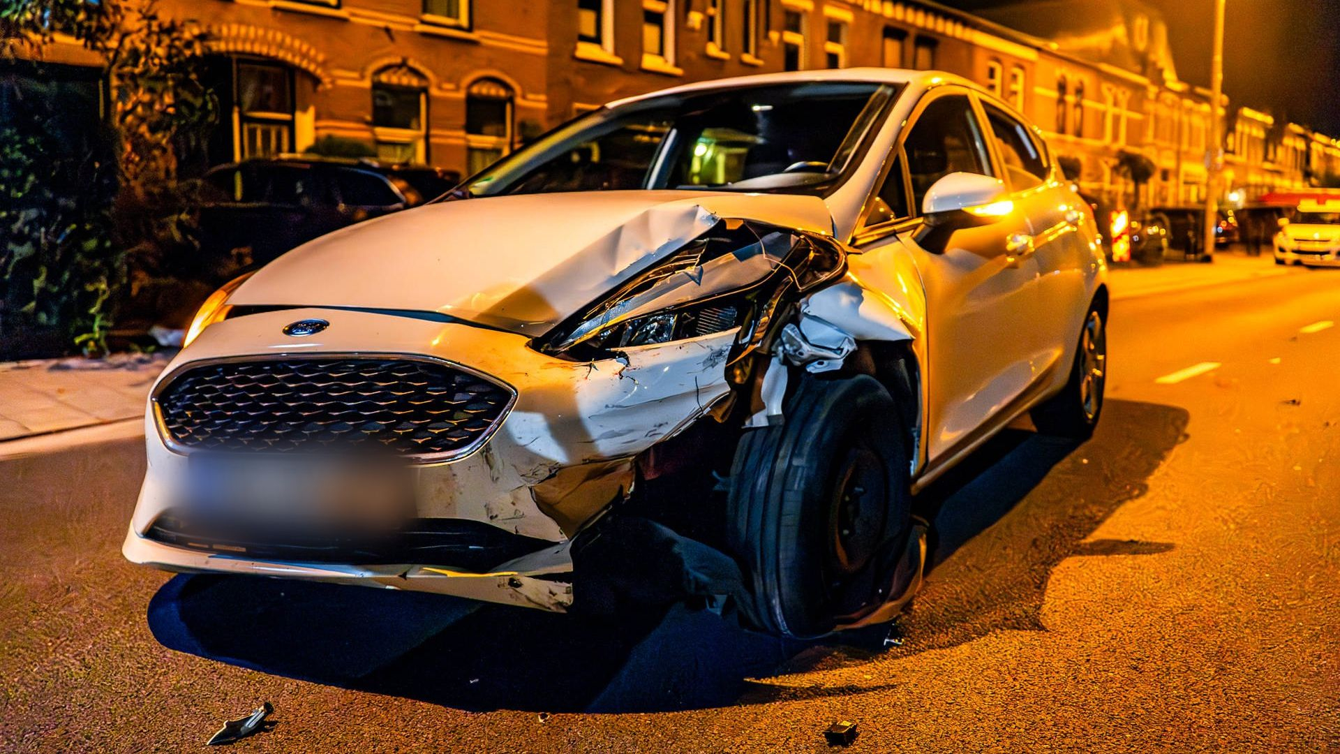 Auto spint na botsing, weg deels dicht.