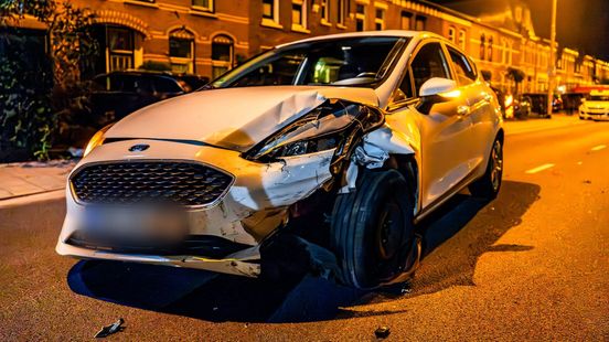 Auto spint na botsing, weg deels dicht. Auto spint na botsing, weg deels dicht.