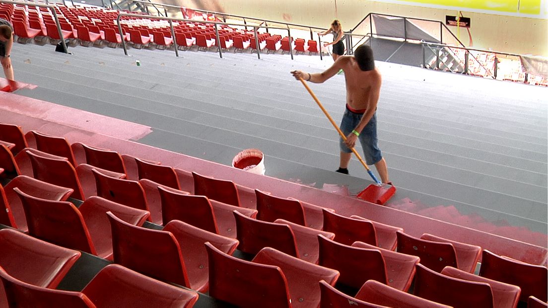 Supporters werkten zich afgelopen zomer in het zweet om de tribunes rood te schilderen.