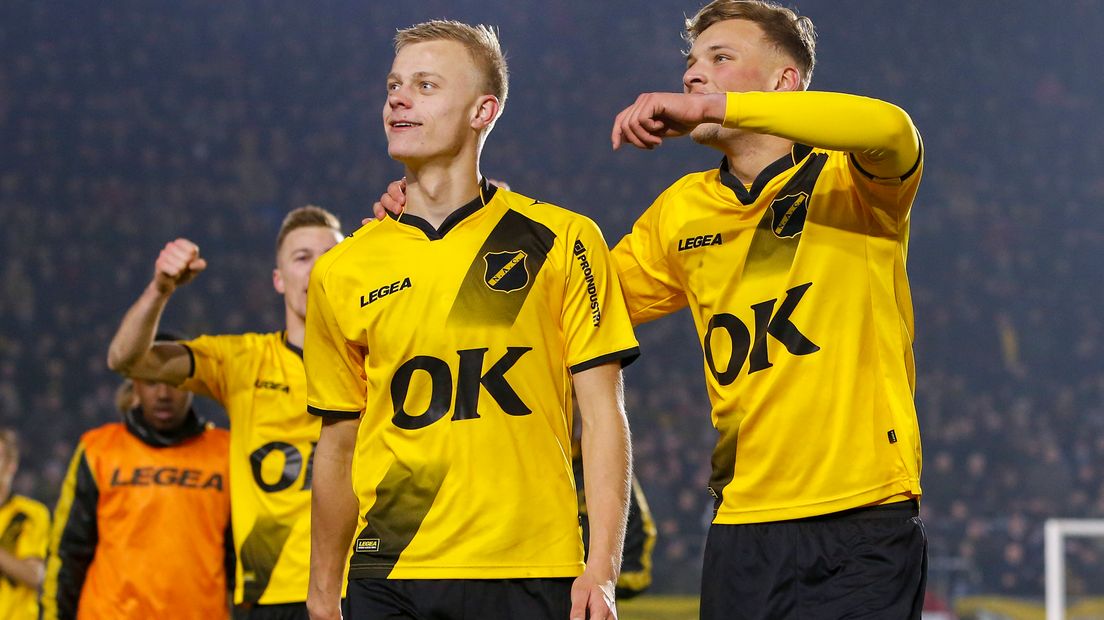 Jan Paul van Hecke (l) viert met Sydney van Hooijdonk de bekerzege van NAC Breda op PSV