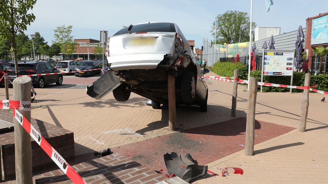 De auto raakte flink beschadigd