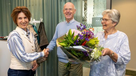 Opa Wim (80) feestelijk ontvangen op gemeentehuis na recordmarathon