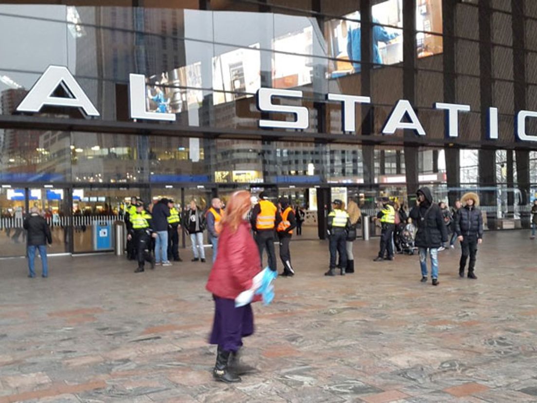 Veel politie op Rotterdam Centraal
