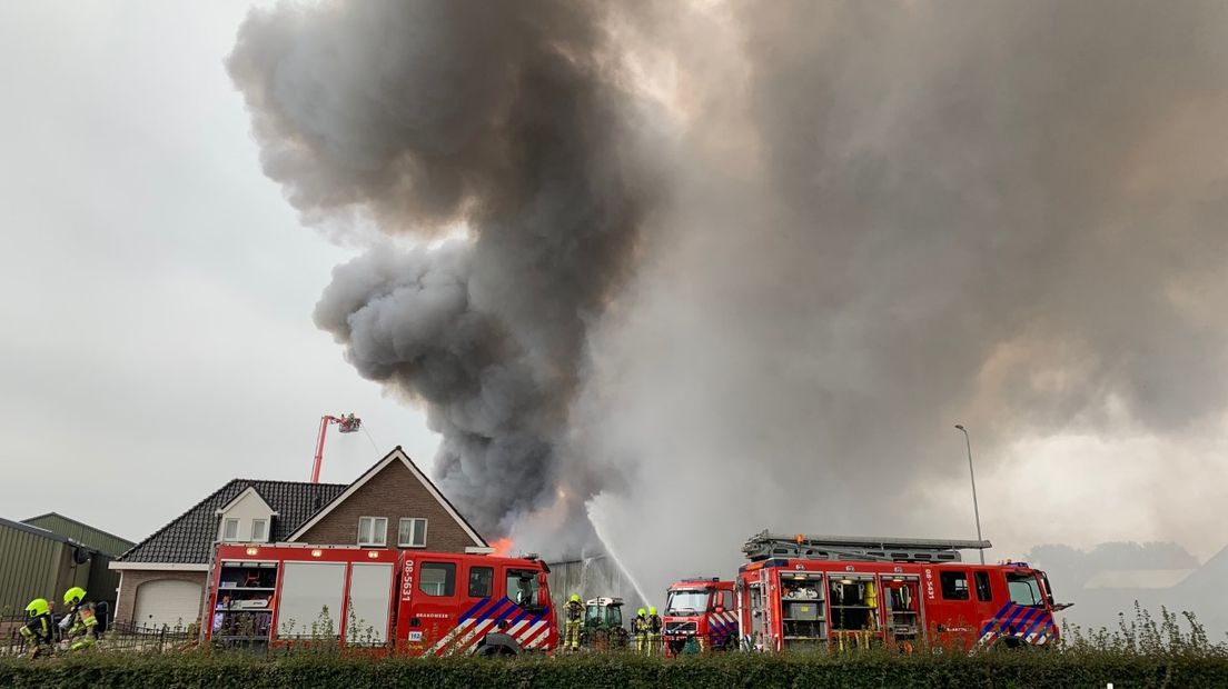 Op de Drielseweg in Hedel stond maandag urenlang een grote loods in brand. De vlammen sloegen uit het pand en zorgden voor veel zwarte rook. Het dak van de loods is ingestort.