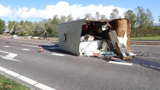 Ravage op afrit snelweg na ongeval met camper. Ravage op afrit snelweg na ongeval met camper.