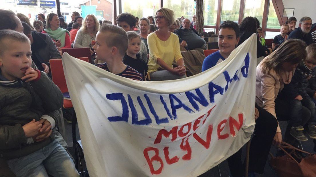 Spandoek 'Julianabad moet blijven' bij inspraakavond