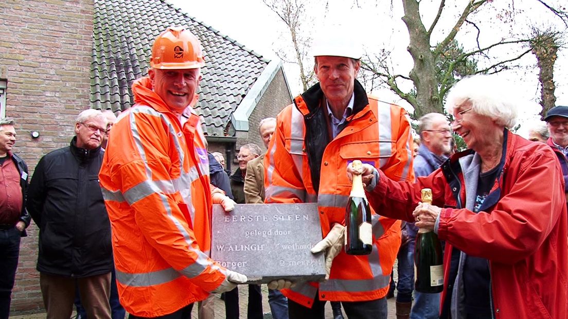 De eerste steen wordt weggehaald