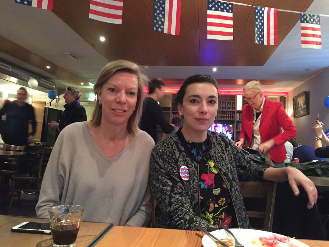 Annemarie en Micheline op het verkiezingsontbijt in de Rotterdamse Schouwburg