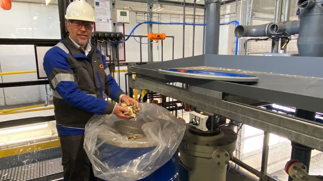 Gert-Jan Gruter stopt bij Avantium in Delfzijl houtsnippers in de proeffabriek om er suiker voor plastic van te maken (Rechten: Serge Vinkenvleugel/RTV Drenthe)