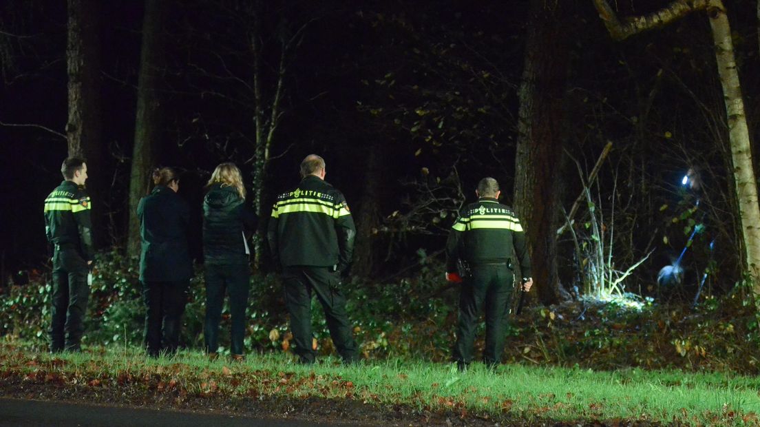 De politie doorzocht het bos langs de Hoofdlaan (Rechten: RTV Drenthe/Jeroen Kelderman)
