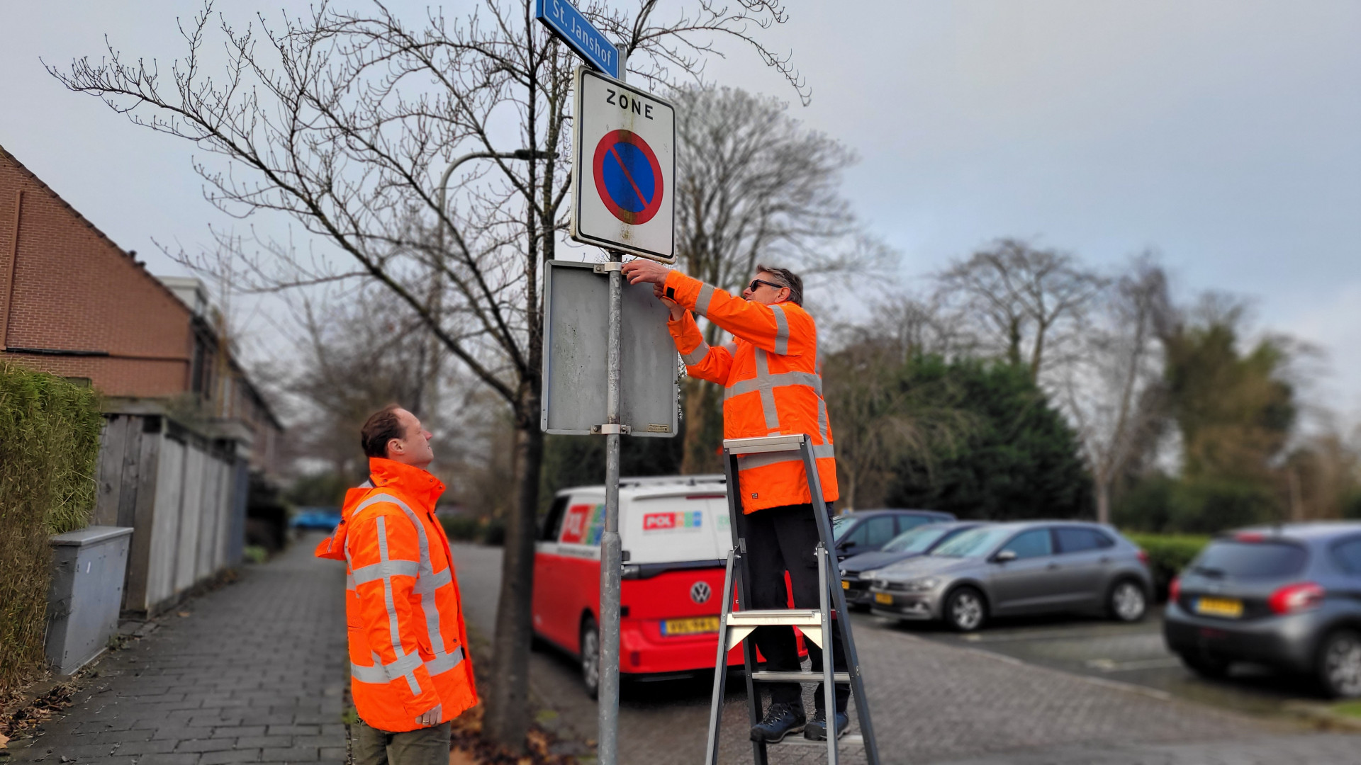 Joris Helweg (links) en collega Maurice van Hoorn draaien een bord om in Boskoop