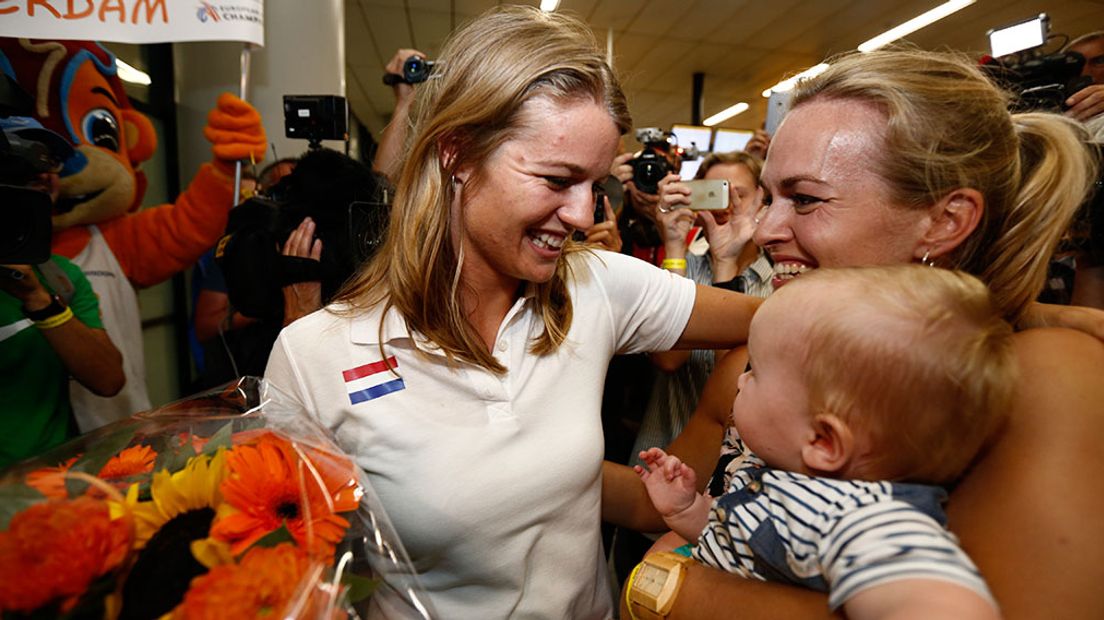 Dafne Schippers is terug in Nederland. De winnares van de 200 meter bij de wereldkampioenschappen atletiek landde maandagmiddag op Schiphol.