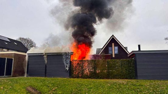 Schuur verwoest bij uitslaande brand