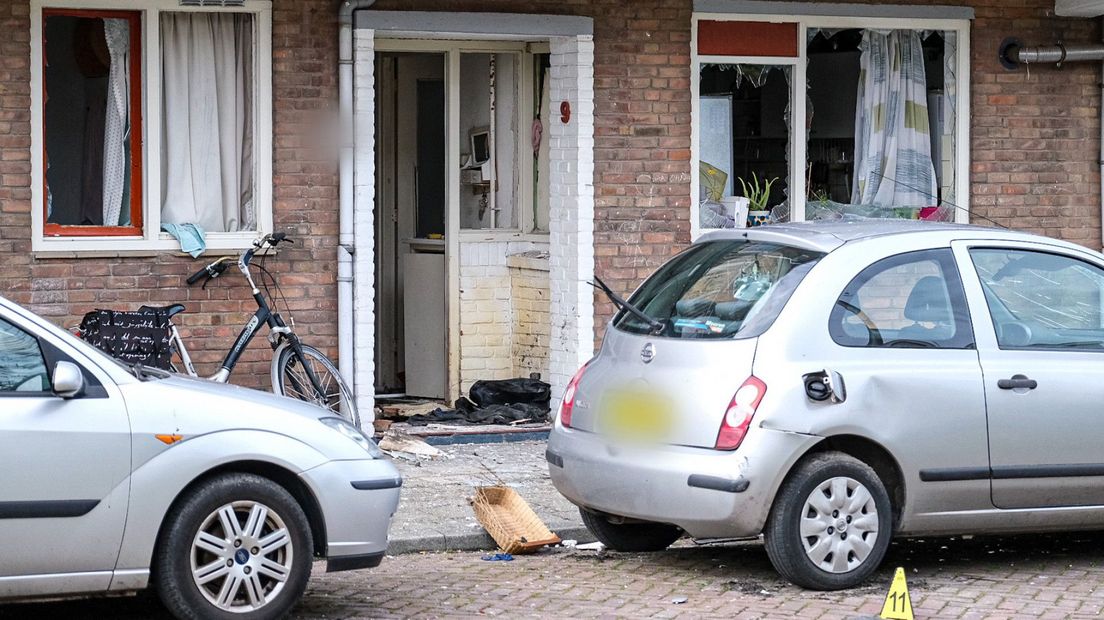 De voordeur en ramen liggen in puin na de explosie