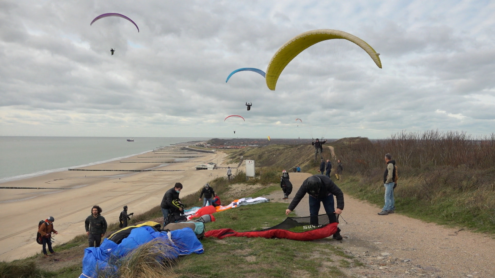 Paragliders willen oplossing voor versleten startbaan in Zoutelande: 'Veel hobbels en bobbels'