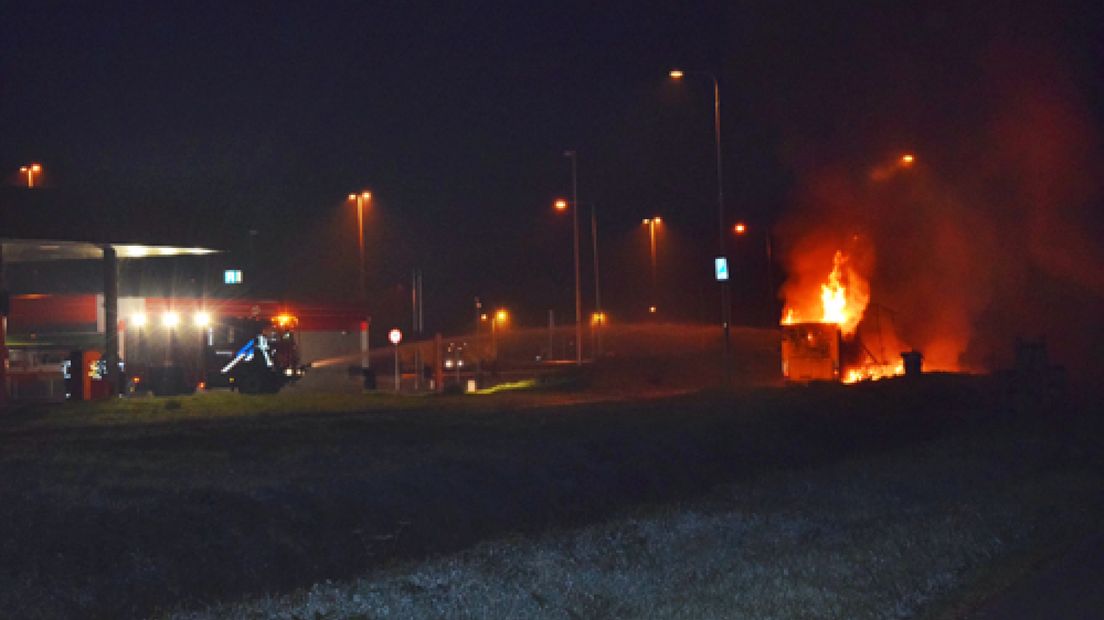 Een vrachtwagen met aanhanger heeft donderdagochtend bij de A50 in brand gestaan.