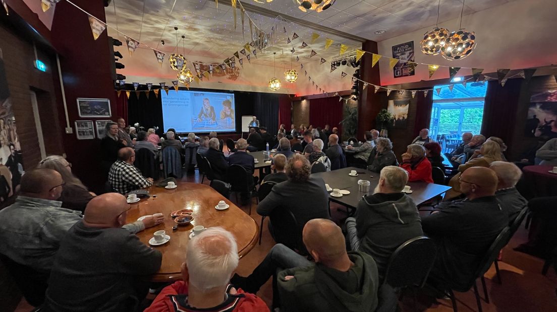 Pekelders luisteren naar IMG-baas Bas Kortmann