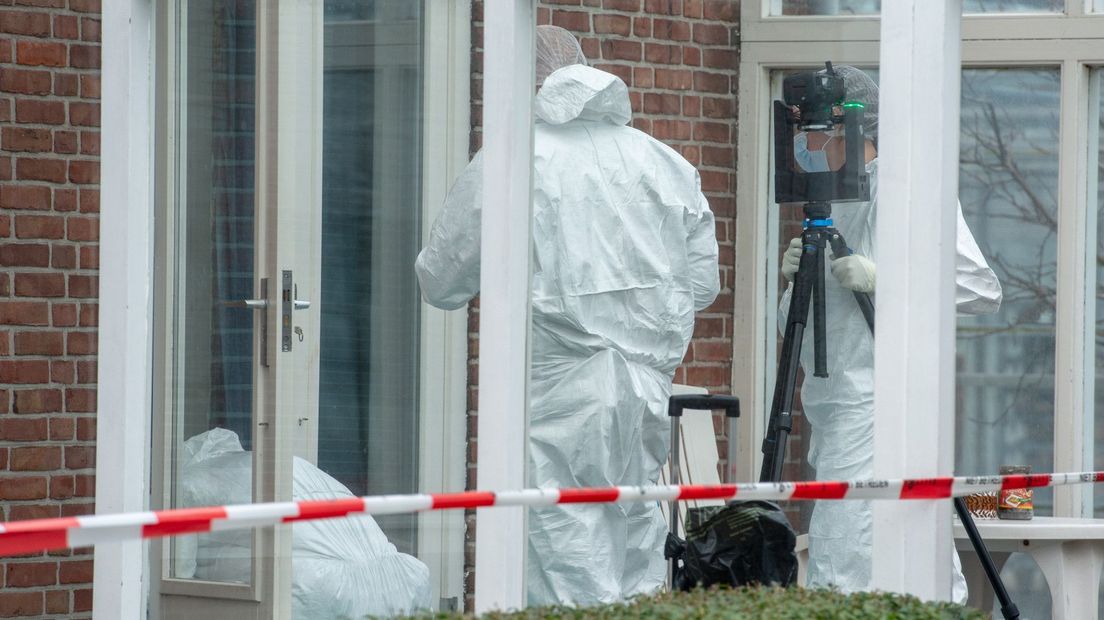 Forensisch rechercheurs doen onderzoek in het huis