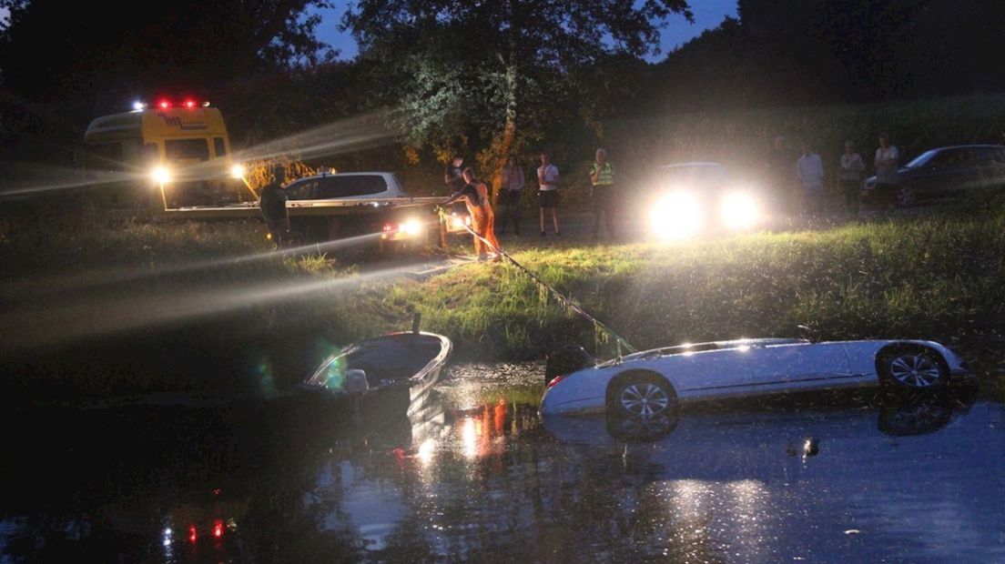 Auto te water in Heeten