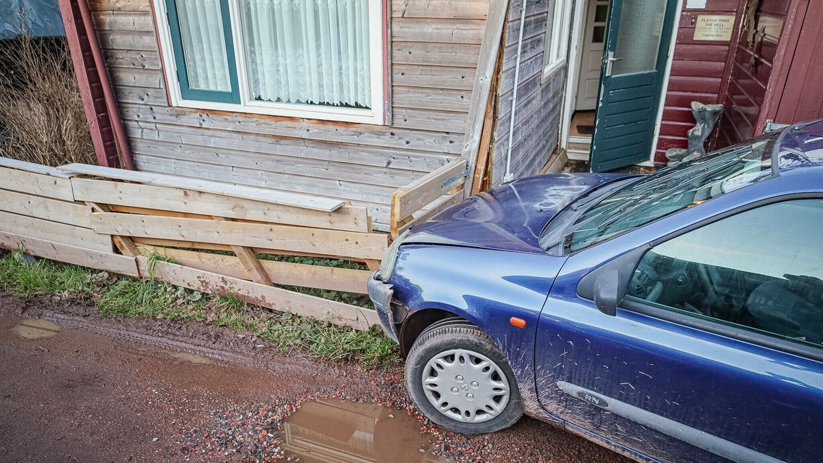 Auto botst op hekje in Roden, wand chalet ontzet