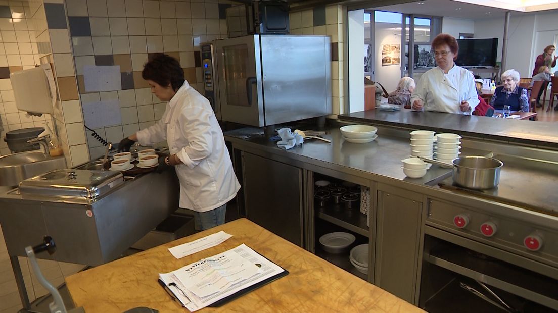 De Doesburgse wethouder Birgit van Veldhuizen garandeert dat er  maaltijden blijven voor de bewoners van het appartementencomplex Grotenhuys. De gemeente en de leverancier hebben een conflict over de maaltijden. Bewoners zijn bang dat ze het eten niet meer krijgen. Ook staan er banen op de tocht.