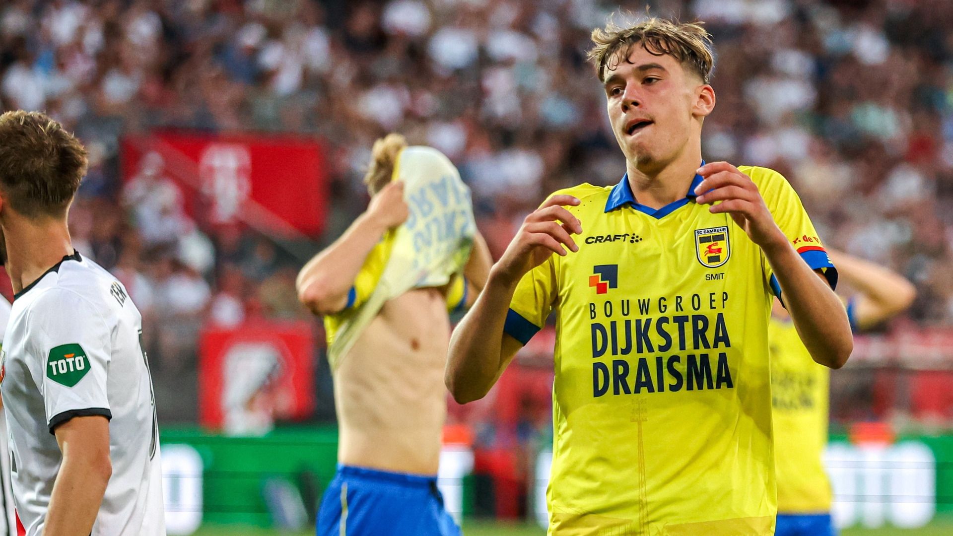 Milan Smit baalt na een gemiste kans van Cambuur