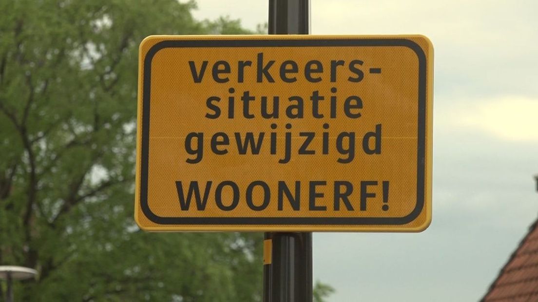 Voetgangers moeten wegspringen voor passerende auto's, gemeente is het zat.