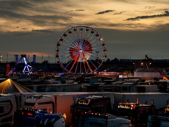 In Beeld: Verlichte vrachtwagens en feest op Truckstar Festival