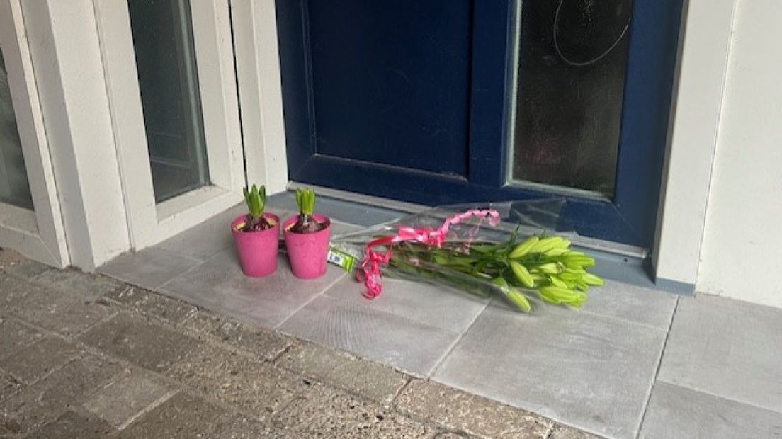Bij het huis van de overleden vrouw zijn bloemen neergelegd