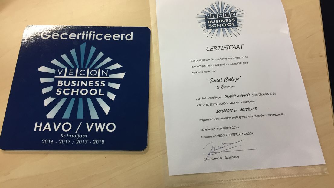Het certificaat voor de school (Rechten: Ronald Oostingh / RTV Drenthe)