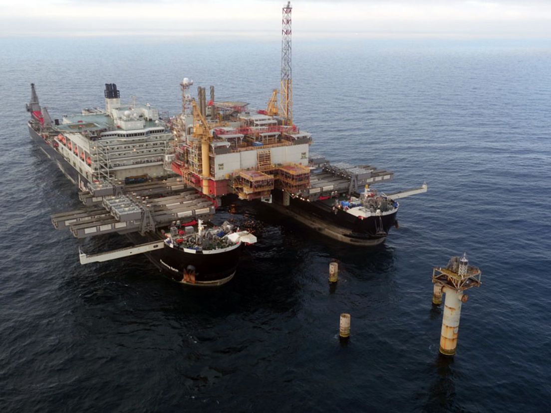 Pioneering Spirit heeft het platform van de peilers gelift