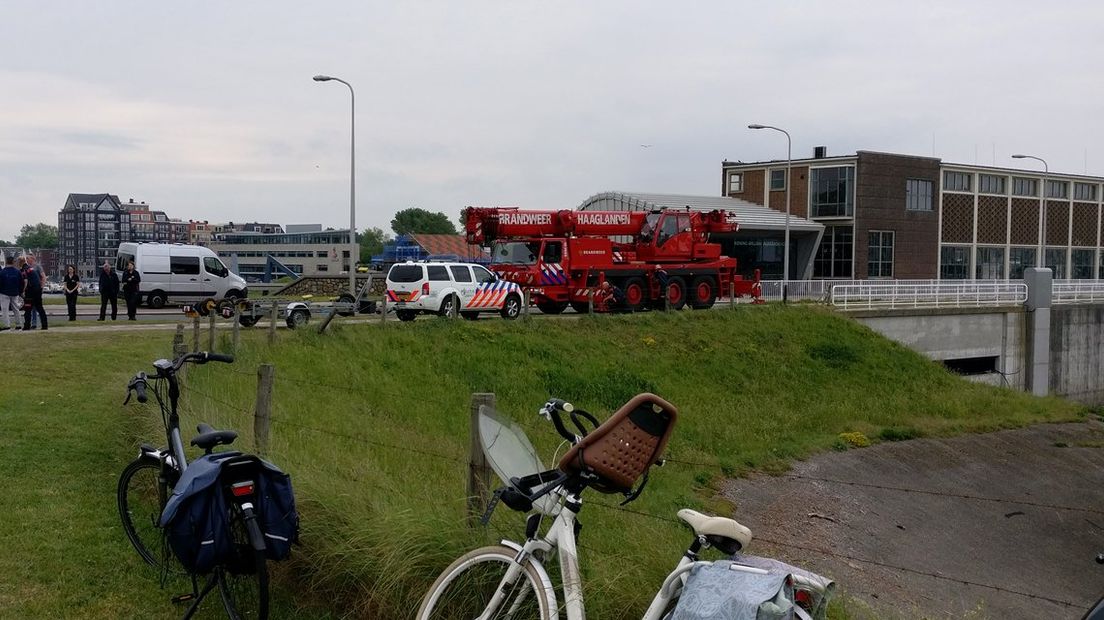 Brandweer en politie zoeken in het water 