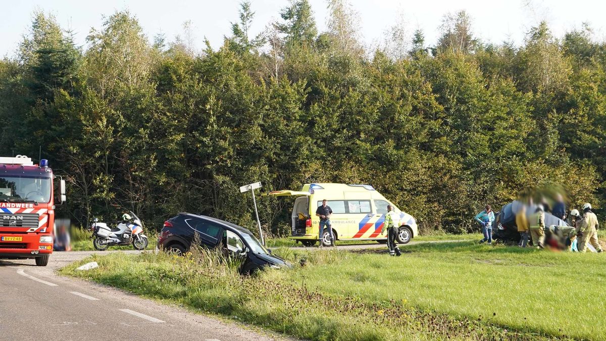 Twee auto's in de sloot door ongeluk bij Grolloo
