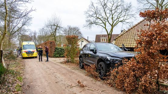 Bestuurder onwel, auto belandt in heg