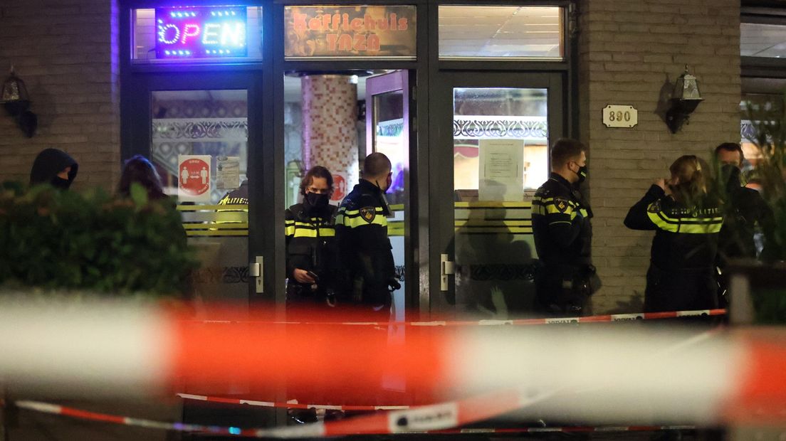 De politie viel het koffiehuis maandagavond binnen