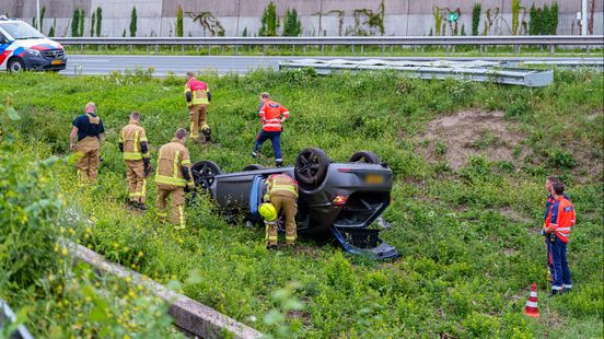 Dode bij ongeluk op snelweg, slachtoffer tientallen meters naast auto. Dode bij ongeluk op snelweg, slachtoffer tientallen meters naast auto.