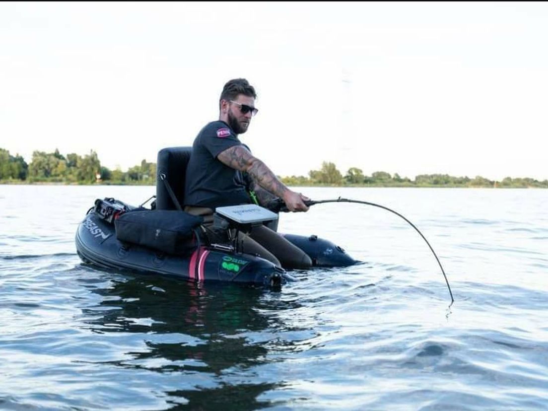 Tobias Stuurman vist op zijn bellyboat