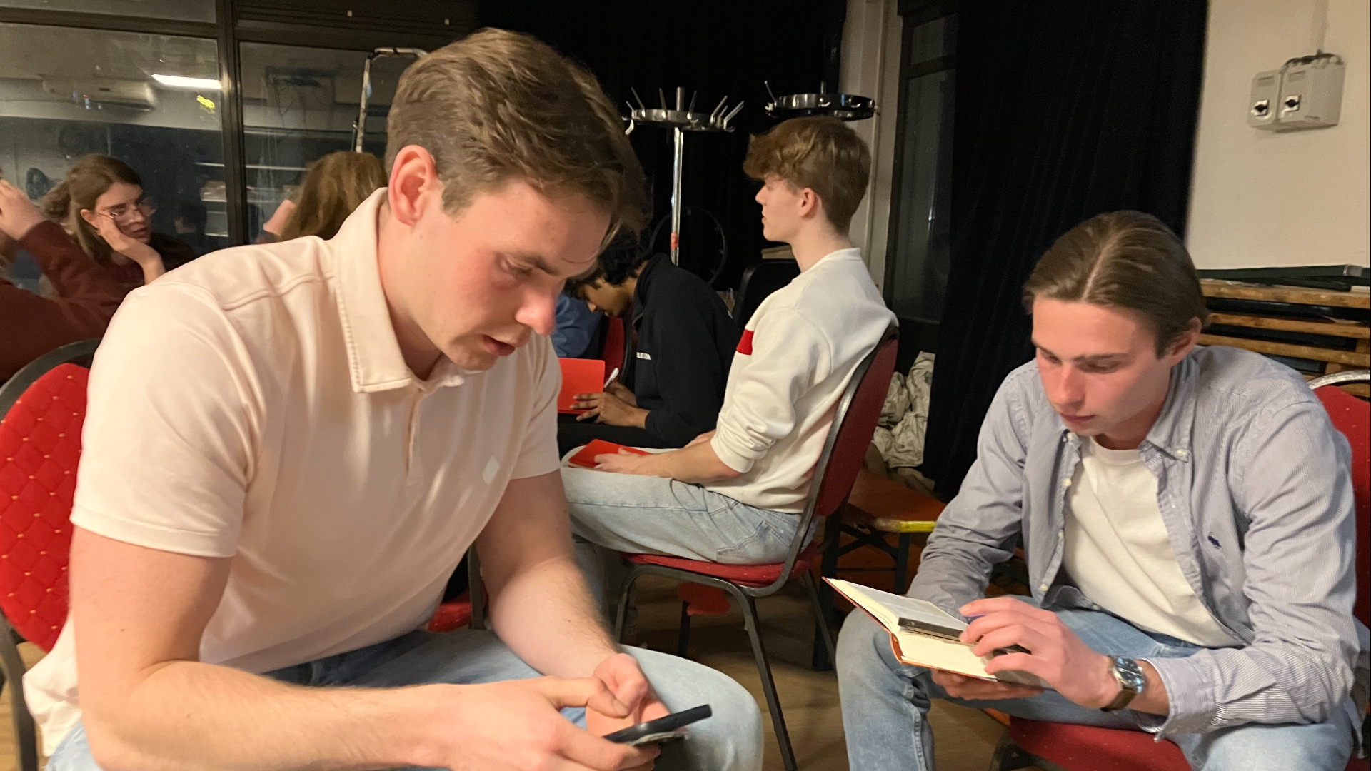 Reinier leest de bijbel op zijn telefoon