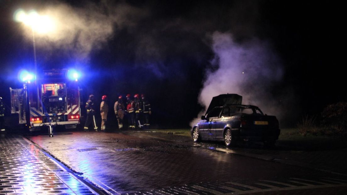 Brandweerlieden hebben de autobrand in Muntendam geblust.