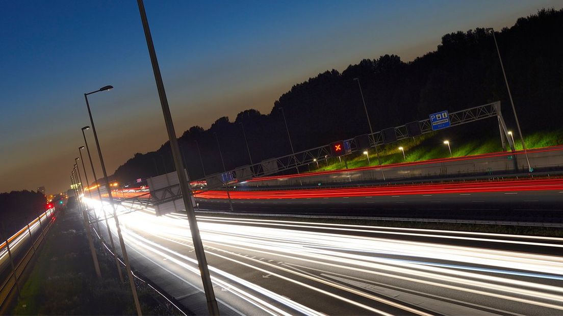 Automobilisten rijden op de A12 bij Zoetermeer in het donker