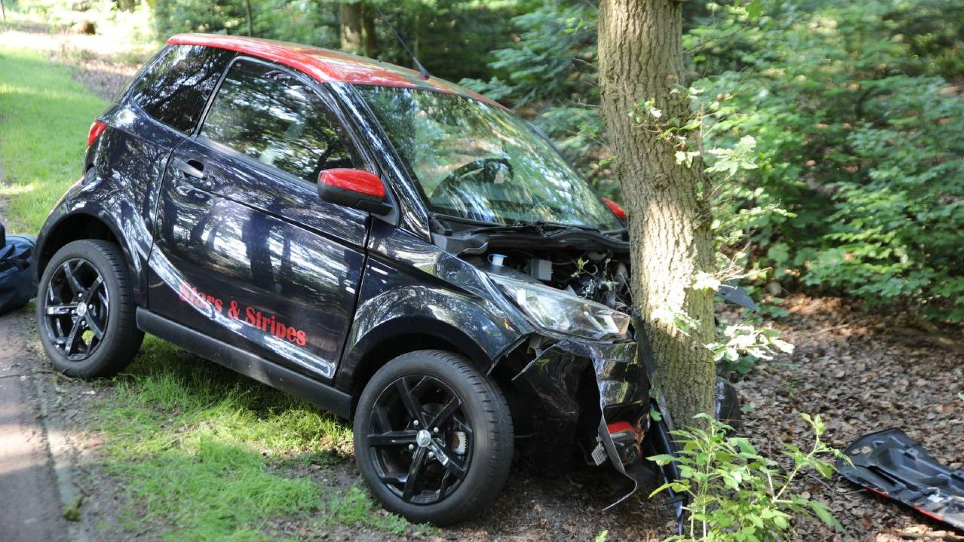 Brommobieler rijdt tegen boom
