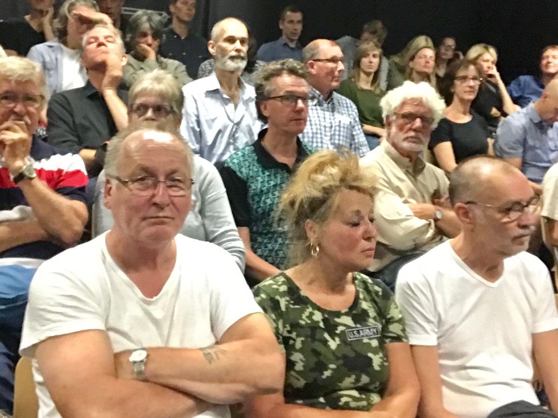 Discussie over de hoogte van het grondwater in Rotterdam Noord maakte dinsdagavond in de Agniesebuurt soms heftige emoties los.