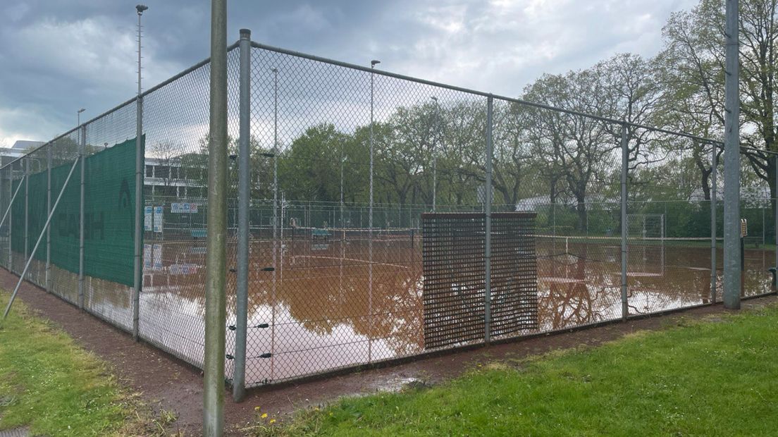 Ook de tennisbaan staat onder water.