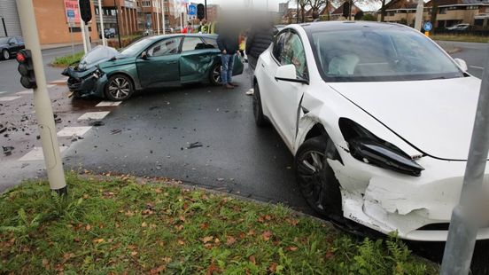 Auto's botsen op kruising