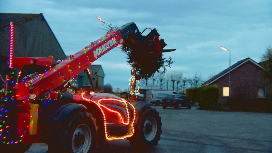 Dit met kerstlichtjes versierd landbouwvoertuig is klaar voor de Trekker Light Tour