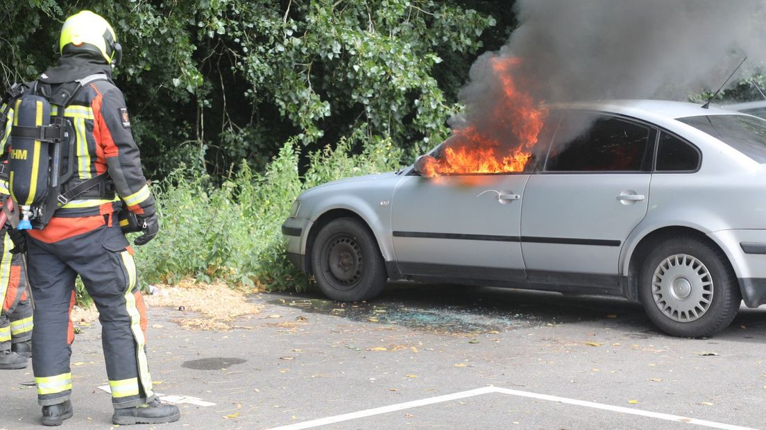 Auto in vlammen op parkeerplaats in Leiden