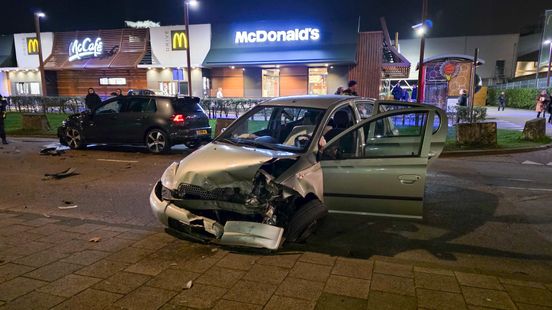 Frontale botsing bij McDonalds met veel blikschade | Politie in actie na meldingen over wapens. Frontale botsing bij McDonalds met veel blikschade | Politie in actie na meldingen over wapens.