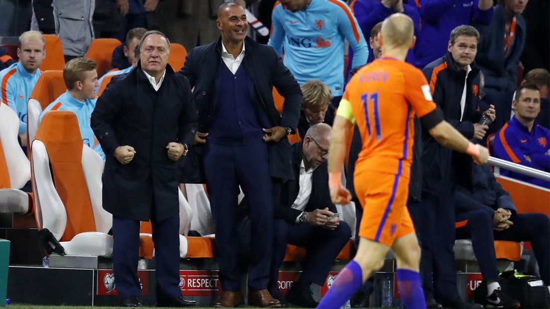 Arjen Robben viert de 2-0 met Dick Advocaat en Ruud Gullit tijdens Nederland - Zweden. 