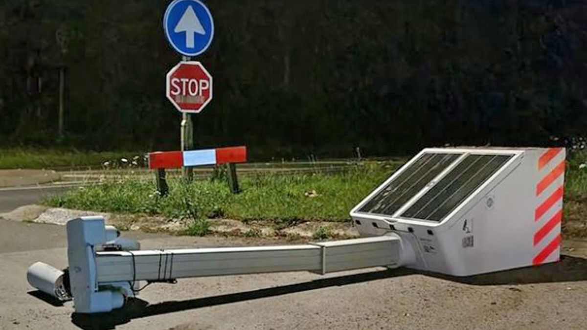 Twee mannen moeten duizenden euro's betalen voor slopen van flexflitser